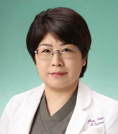 医師 塚本 歩 写真